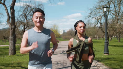 gente corriendo en el parque