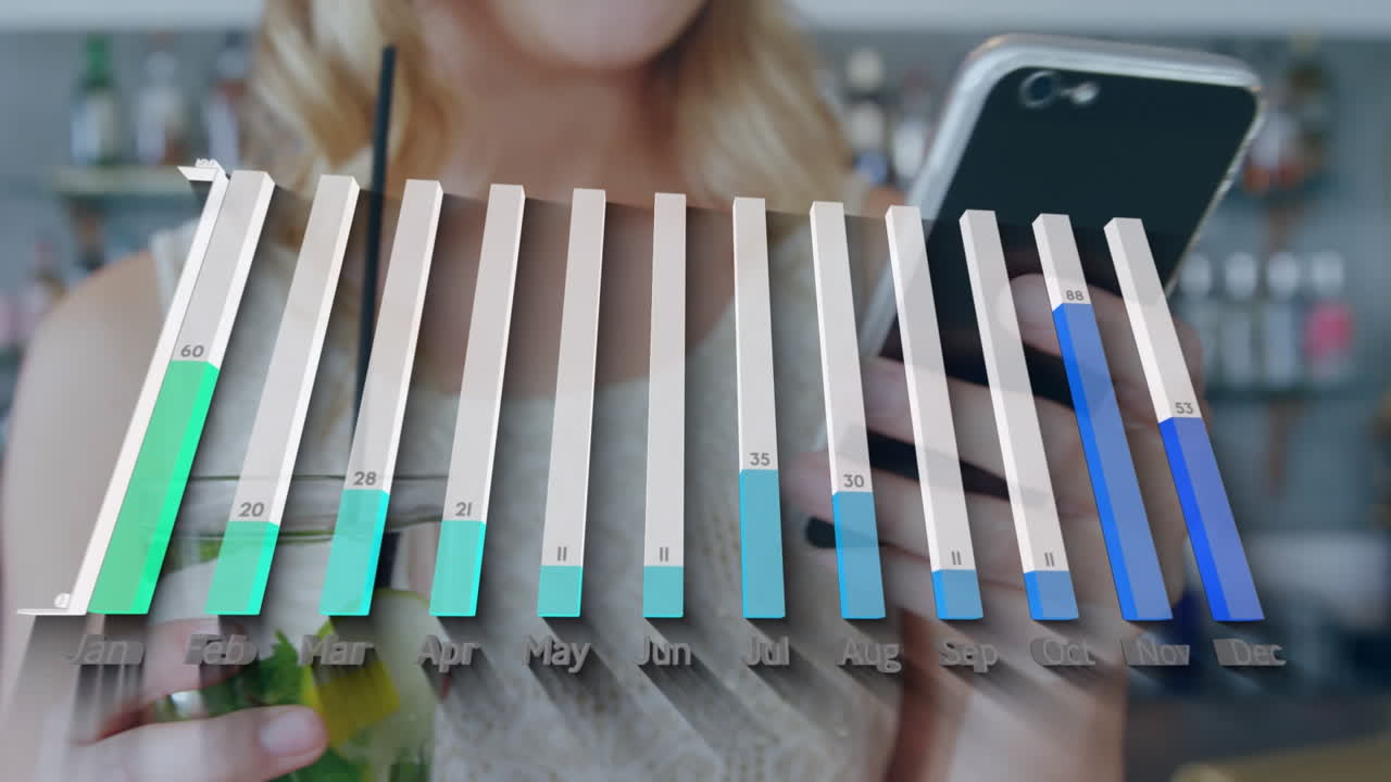 animación del procesamiento de datos sobre una mujer caucásica que usa un teléfono inteligente