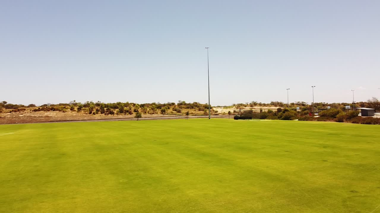 오른쪽에서 왼쪽으로 큰 잔디 스포츠 필드와 아레나, 공중