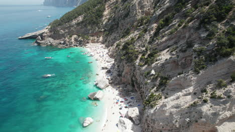 Video-Aéreo-De-Drones-De-La-Playa-Turquesa-Del-Paraíso-Tropical-En-El-Mediterráneo,-Cerdeña,-Cala-Gonone