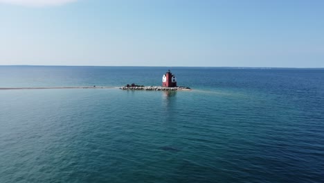 faro solitario en el agua