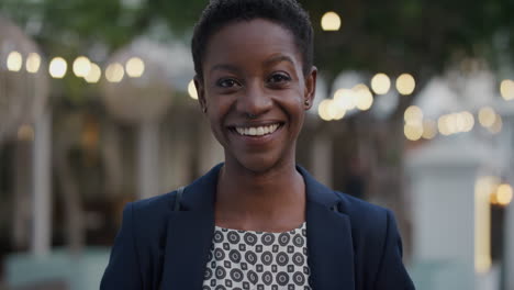 Retrato-Feliz-Mujer-De-Negocios-Afroamericana-Ejecutiva-Riendo-Disfrutando-De-Un-Estilo-De-Vida-Urbano-Profesional-En-La-Noche-De-La-Ciudad