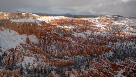 Lapso-De-Tiempo,-Nubes-Y-Sombras-Moviéndose-Sobre-Formaciones-Rocosas-Rojas-Cubiertas-De-Nieve,-Invierno-En-El-Parque-Nacional-Bryce-Canyon,-Utah-Usa