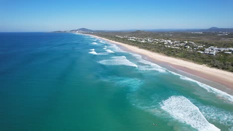 Playa-De-Sol-Con-Paisaje-Marino-Turquesa-En-Qld,-Australia---Toma-Aérea-De-Drones