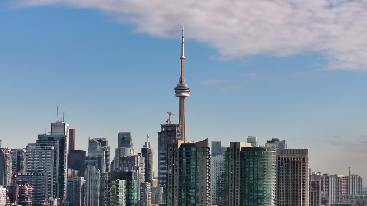 Vista aerea dello skyline del centro di Toronto con la CN Tower, in una giornata luminosa con cielo azzurro