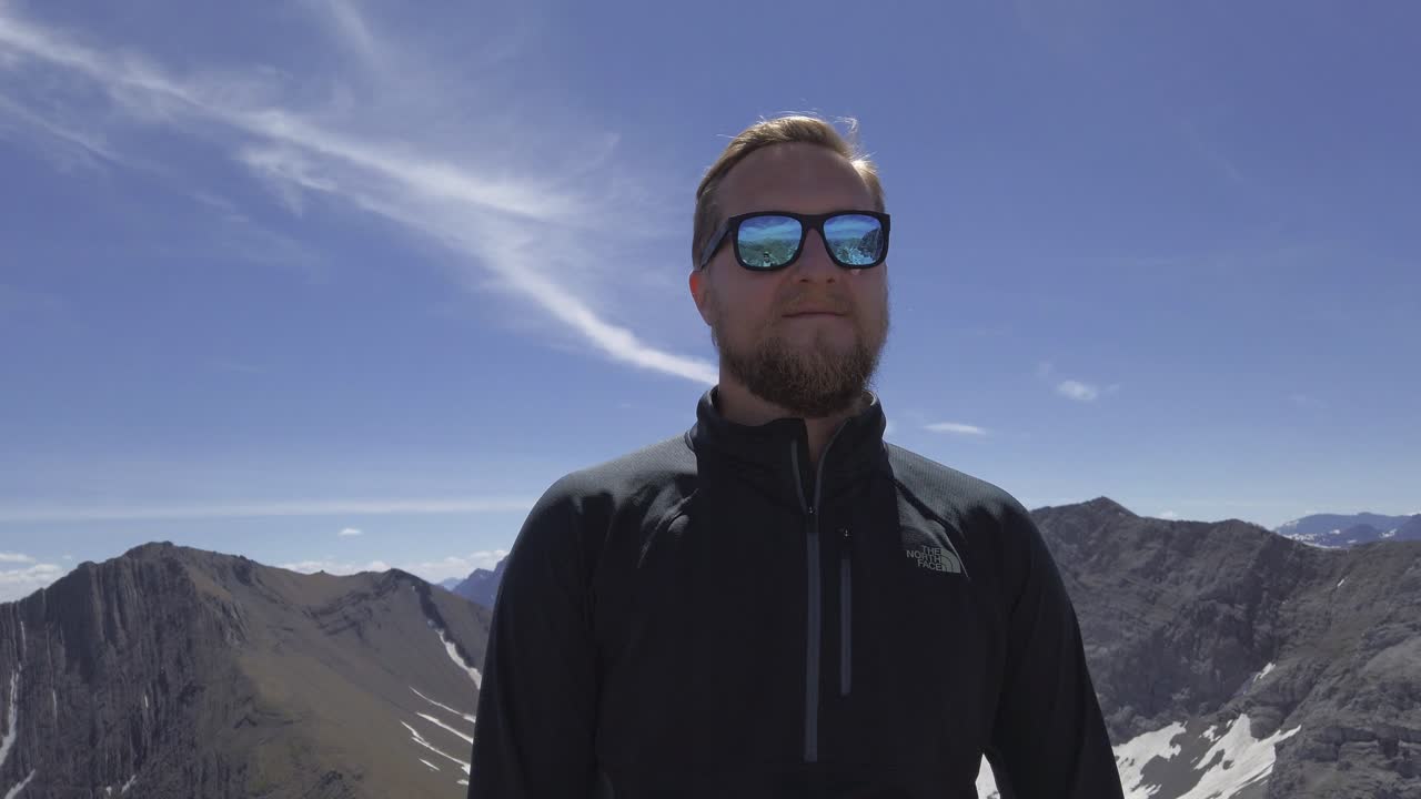 dağın tepesinde duran bir yürüyüşçü, yakından, yansıtıcı güneş gözlükleri, kayalıklar, kananaskis, alberta, kanada