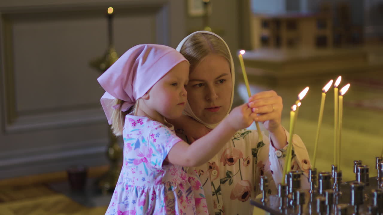 женщина и ребенок в церкви