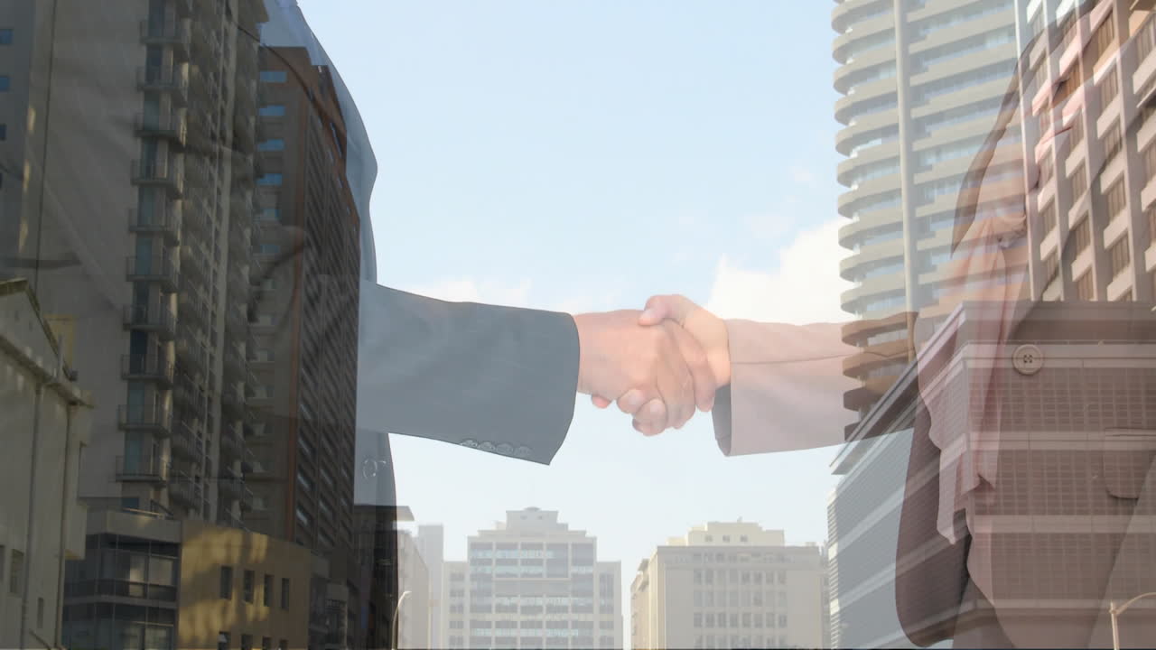 Composición digital de gente de negocios dándose la mano frente a edificios altos de fondo