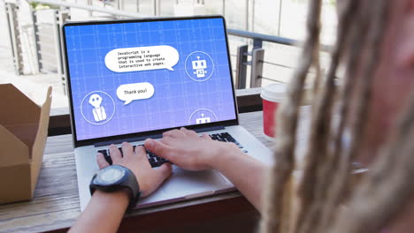 composición de un hombre biracial usando una computadora portátil con un chat en la pantalla