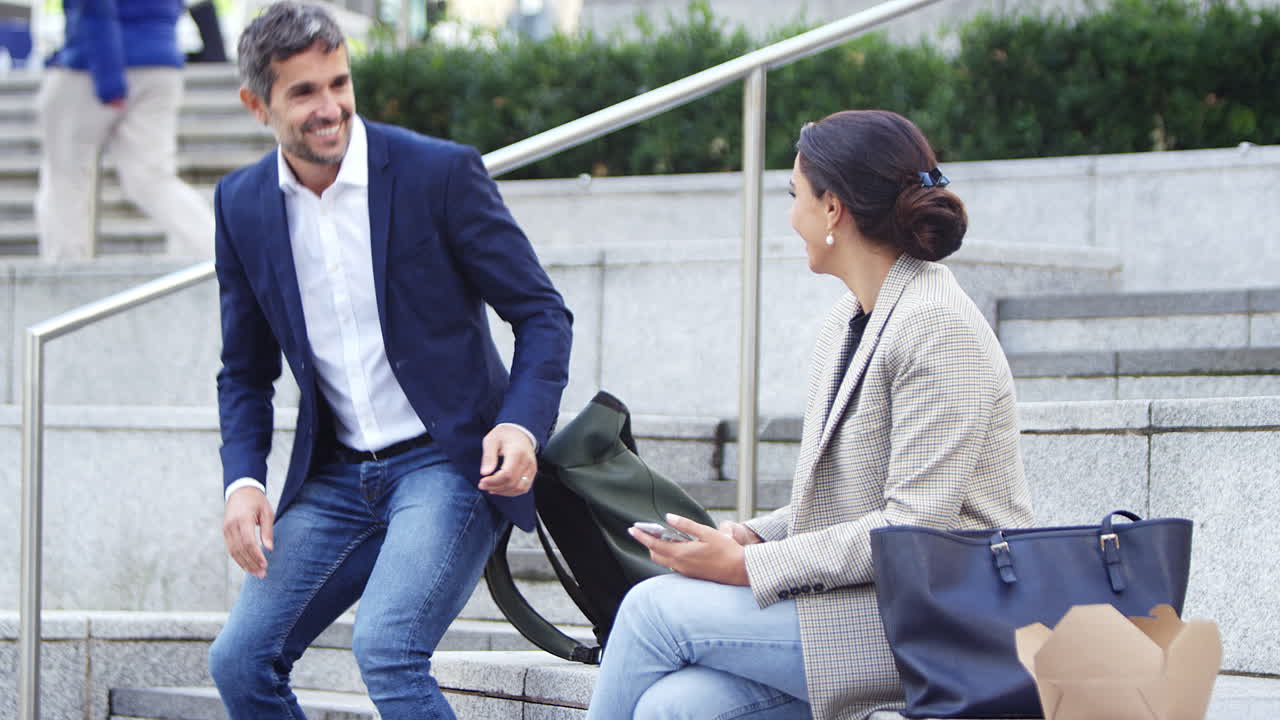 hombre de negocios y mujer de negocios que tienen una reunión socialmente distante al aire libre tocando codos