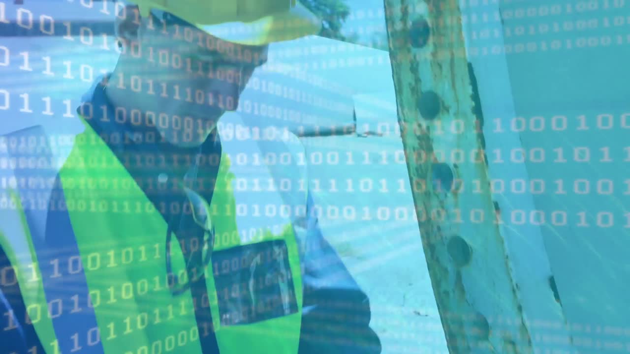 디지털 태블릿을 사용하는 백인 남성 엔지니어에 대한 바이너리 코딩 데이터 처리