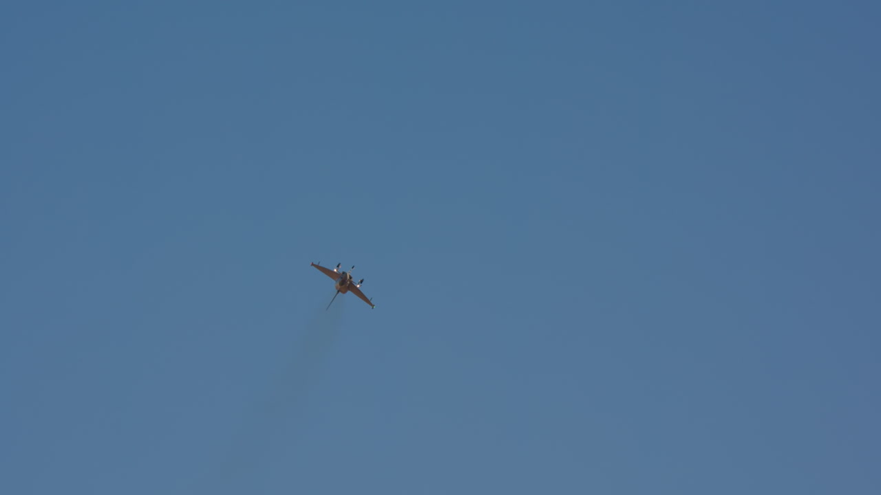 Un jet da combattimento in volo e in manovra in un cielo azzurro limpido.