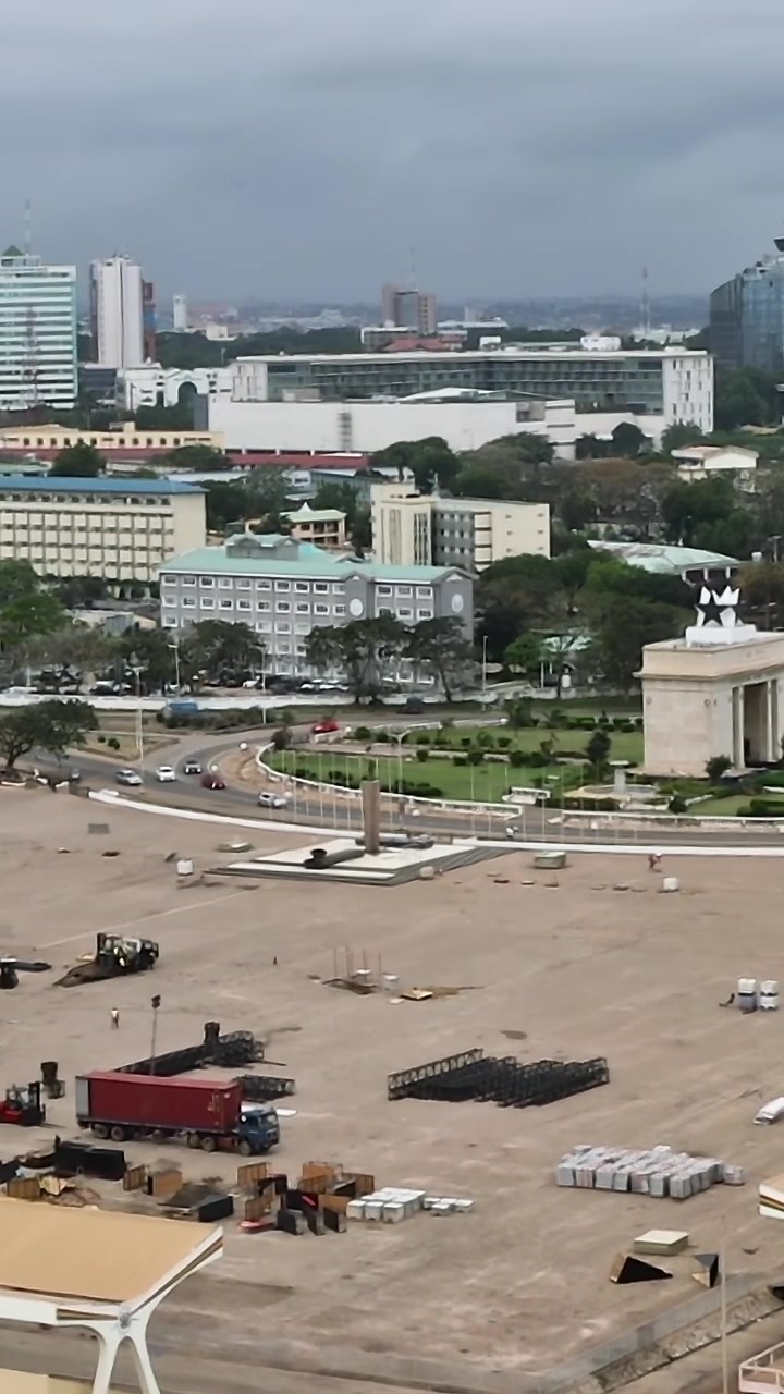 Vista del centro di Accra con edifici e un ampio spazio aperto al crepuscolo