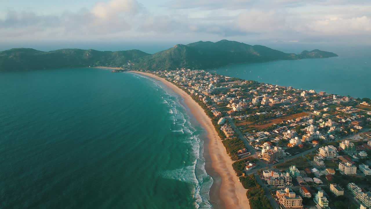 Vista aérea de drone da costa sul brasileira, Mariscal, Santa Catarina, Brasil