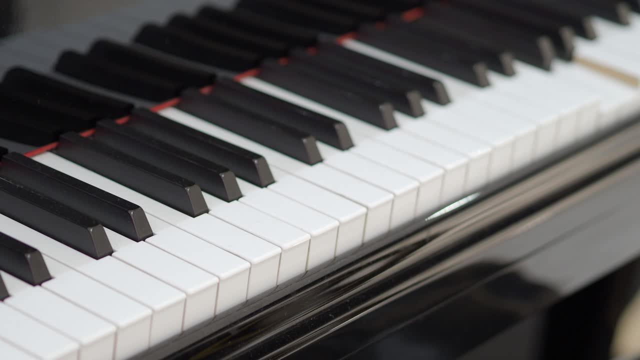 그랜드 피아노: 전문 피아노 키, 셀프 플레이, 클로즈업 시엄리스 루프, 클래식 음악 교육, 블랙 앤 화이트 피아노, 피아니스트 없이 셀프 연주