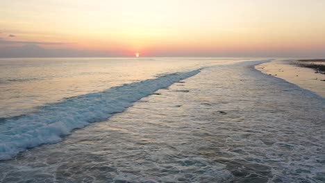 Luftaufnahme-Der-Küstenlinie-Der-Insel-Gili-Trawangan,-Indonesien-Mit-Sonnenuntergangslicht