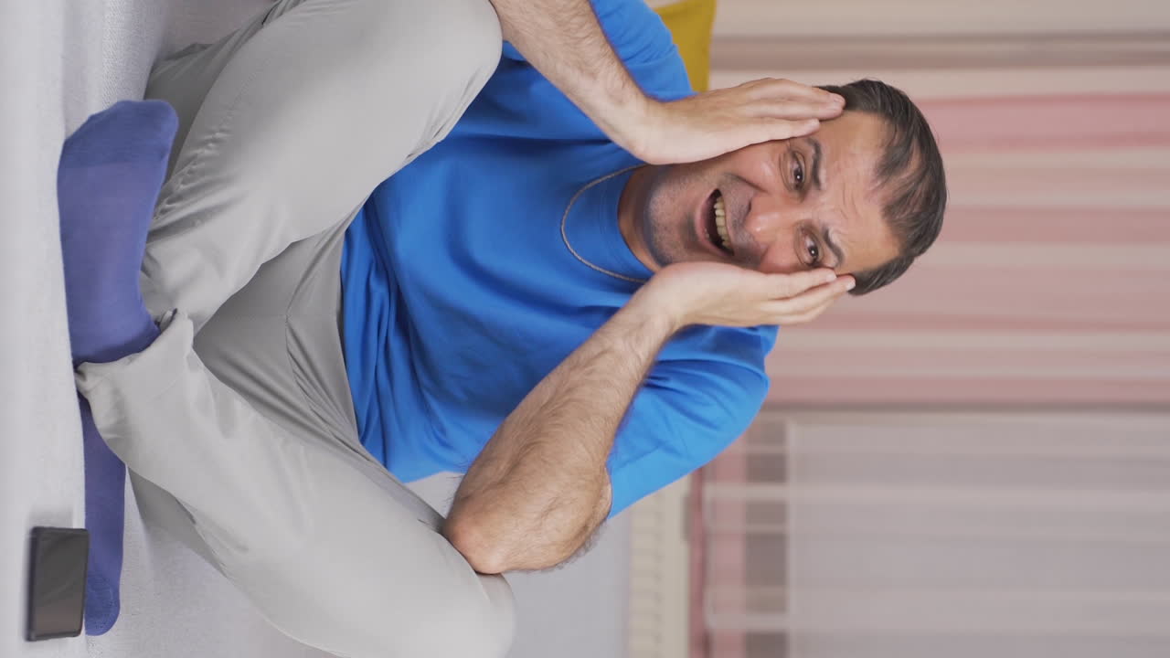 video vertical de un hombre paranoico mirando alrededor de su casa.