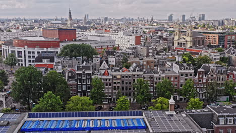 amsterdam, países bajos, drone aéreo v46, sobrevuelo de bajo nivel, famoso museo del hermitage hacia el teatro de ópera y ballet en los barrios de weesperbuurt en plantage y jodenbuurt - agosto de 2021