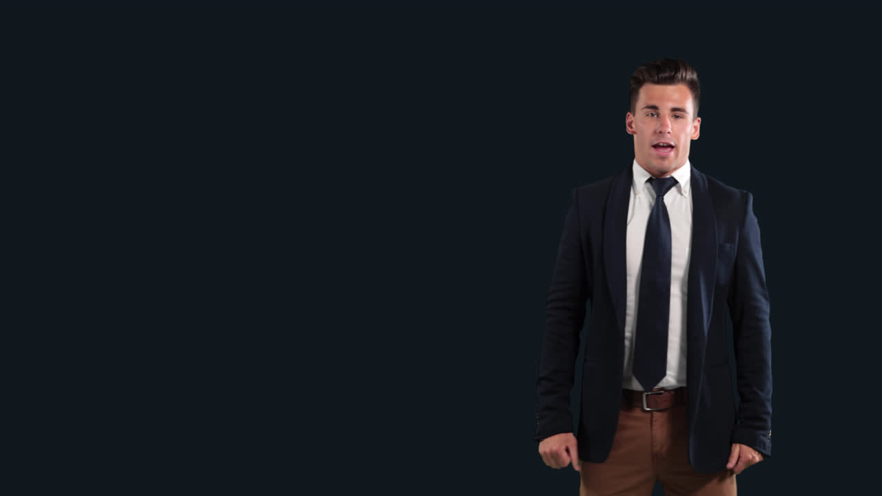 joven empresario caucásico hablando en fondo negro