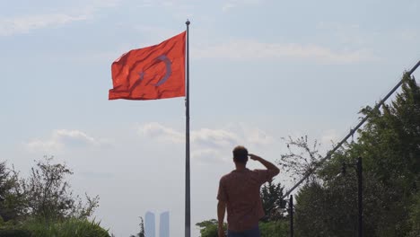 Mann-Salutiert-Vor-Der-Türkischen-Flagge.