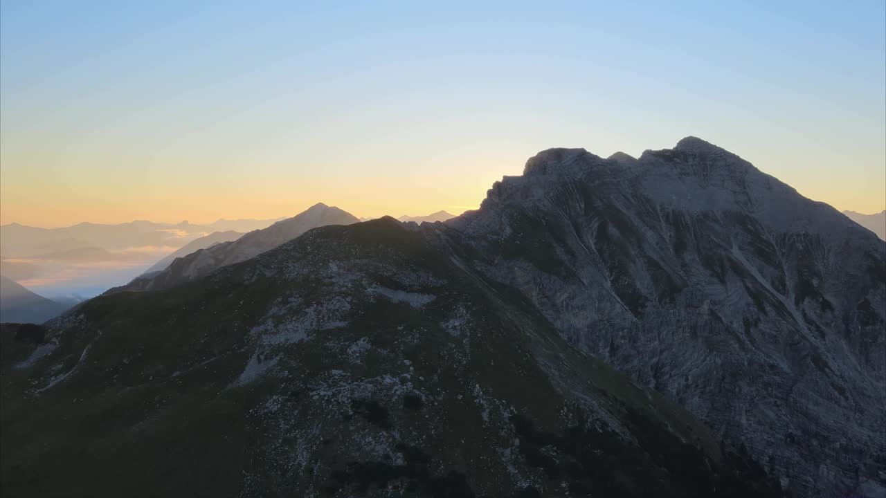volo cinematografico nelle alpi all'alba
