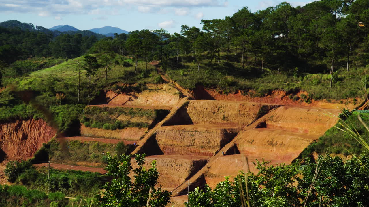 Scavi del terreno per scopi agricoli in Vietnam.
