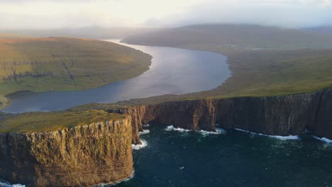 imágenes de drones de largo alcance del lago leitisvatn, también conocido como el lago flotante, en la isla vagar en las islas feroe