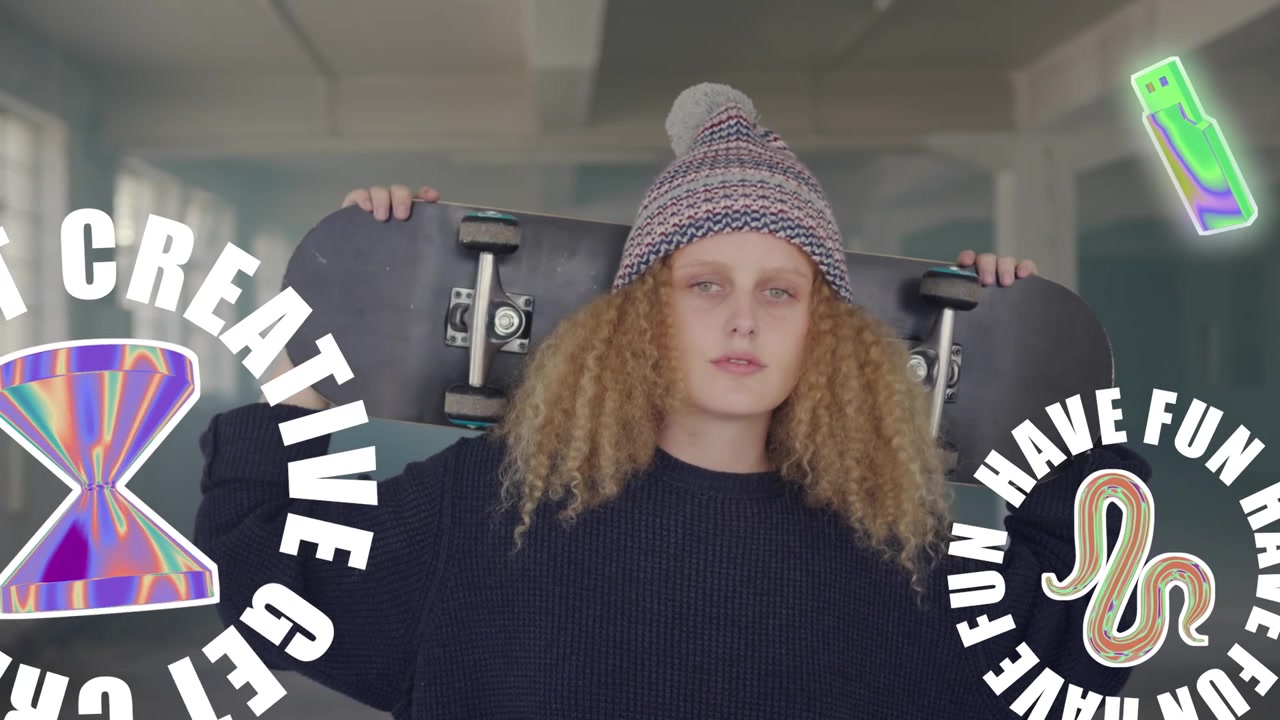 Mladý člověk s kudrnatými vlasy držící skateboard s animovanými holografickými nálepkami