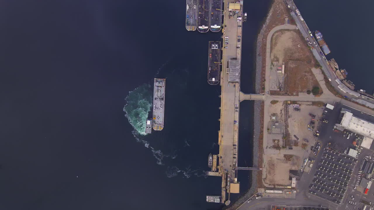 atraca en el puerto de san pedro, california, con buques de carga esperando ser cargados o descargados - nubes brumosas y niebla en una vista aérea directa hacia abajo