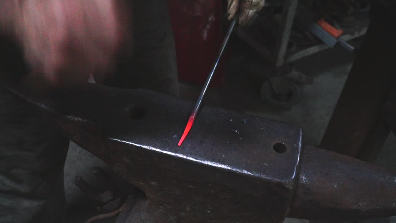 새로운 것을 창조하는 대장장이