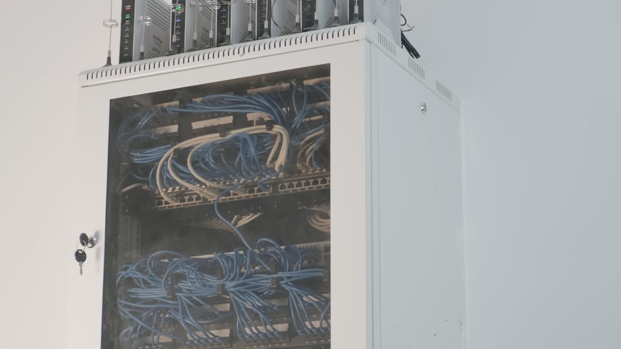 equipo de red en la sala de servidores