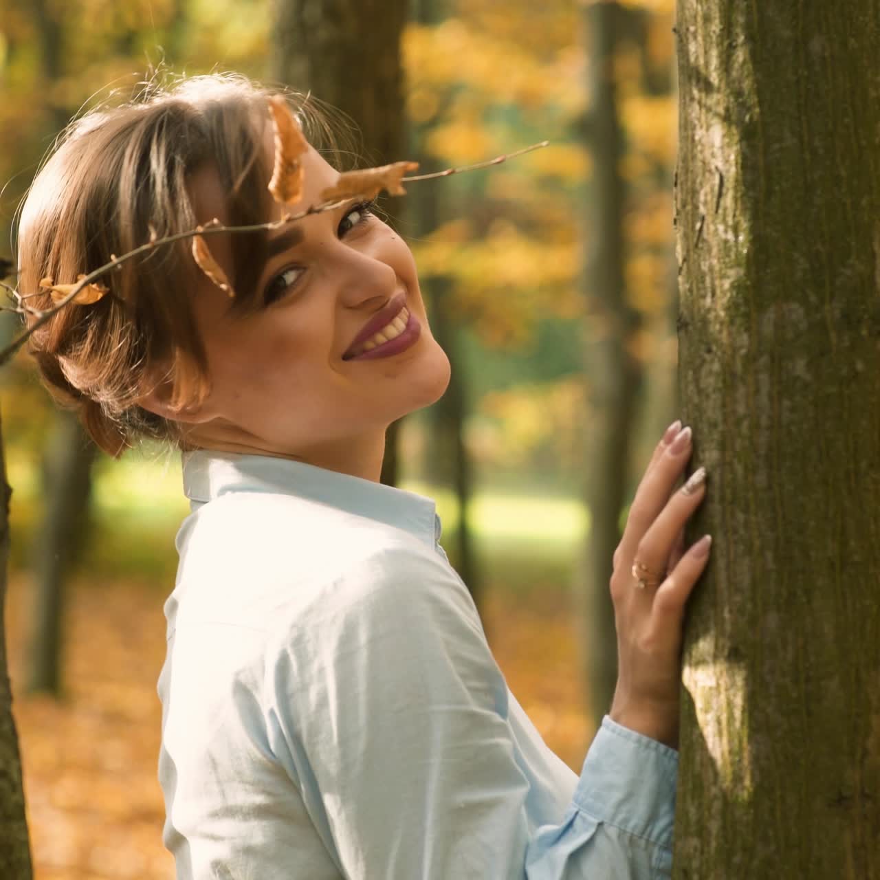 Donna autunnale in un parco autunnale