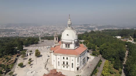 toma panorámica aérea que captura el santuario de arquitectura monumental de sameiro y el paisaje urbano escénico