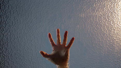 el concepto de deslizar la mano por la ventana