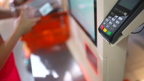 self-checkout en una tienda de comestibles