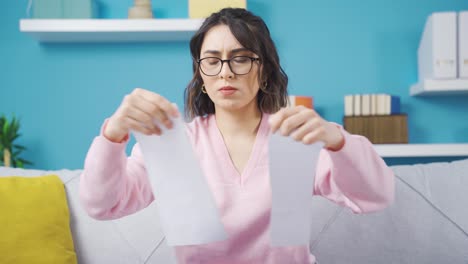 Frustrierte-Junge-Frau,-Die-Papierkram-Zerreißt,-Schlechte-Nachrichten.