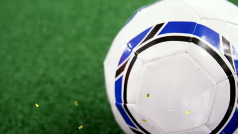 animation von goldenen konfetti, die über einen fußball fallen