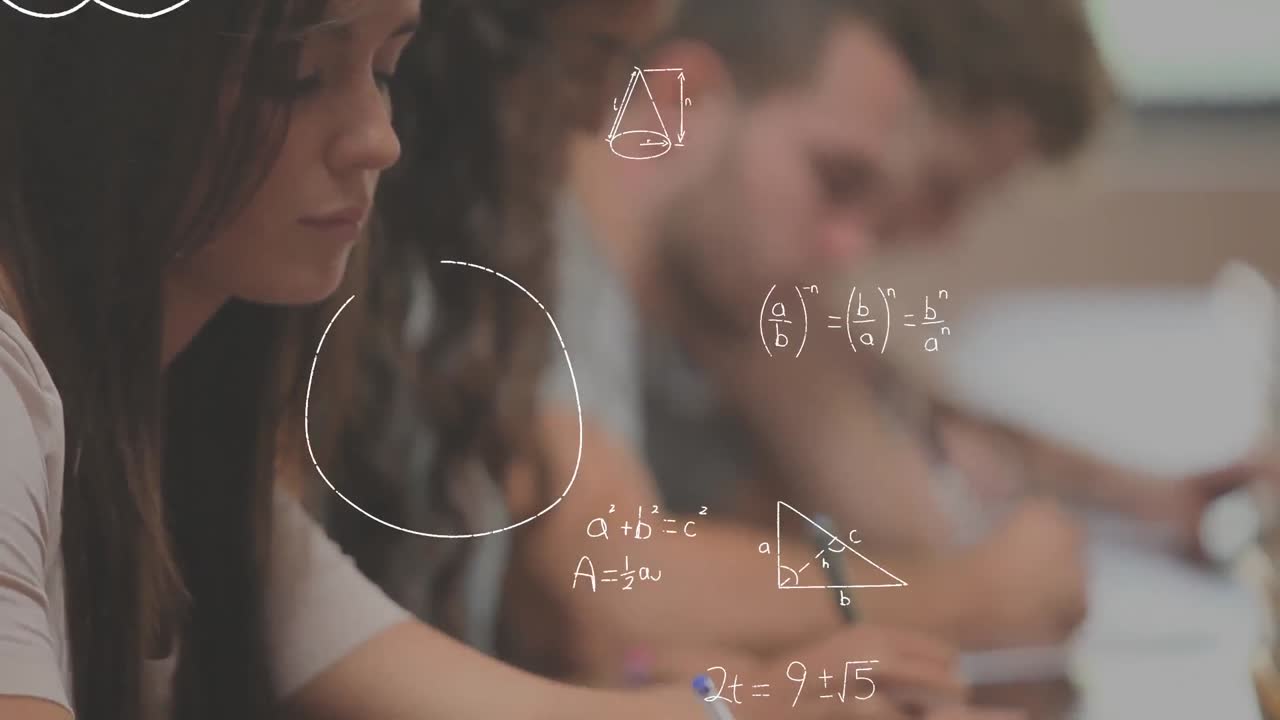 estudiantes que estudian y ecuaciones matemáticas