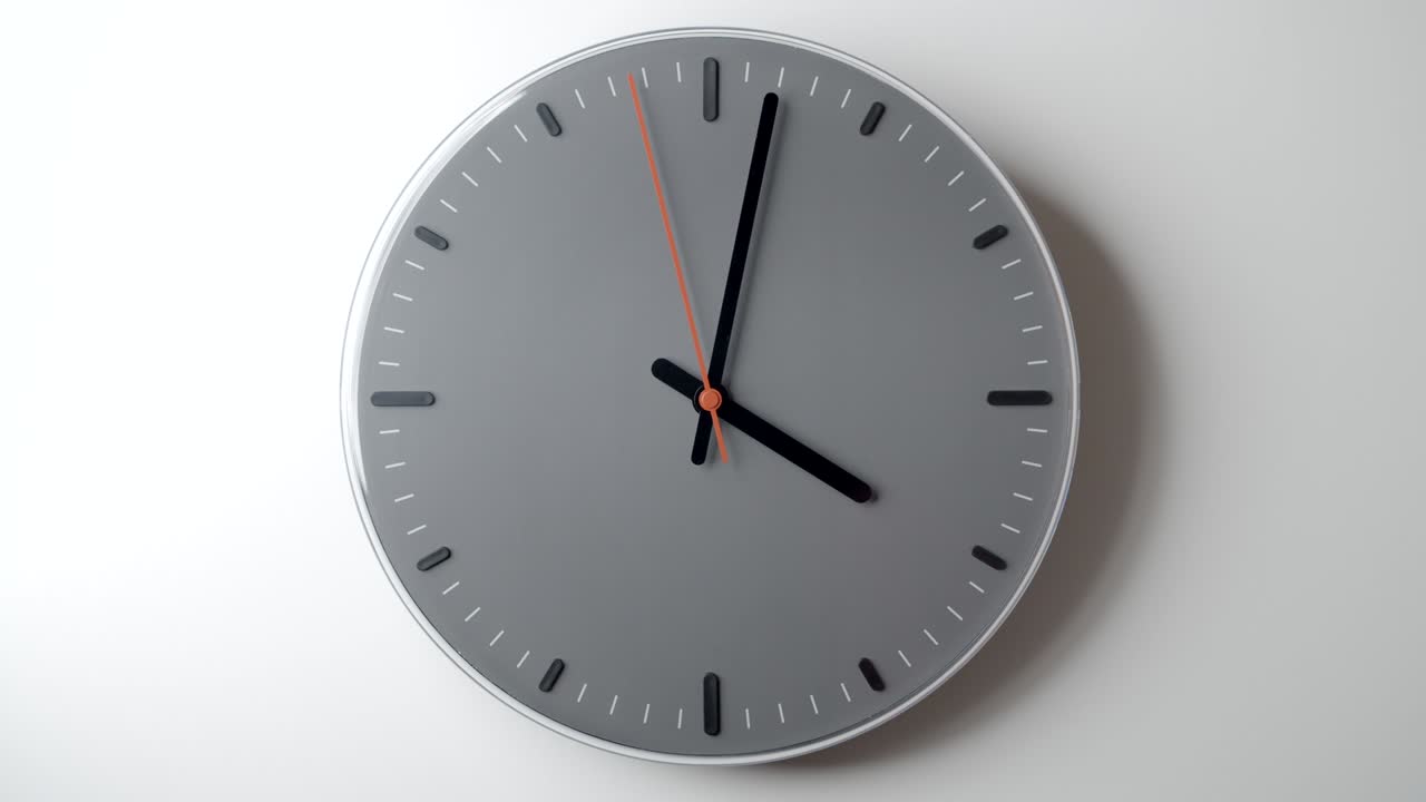 Quadrante dell'orologio in time lapse dalle 4 alle 6 su parete bianca