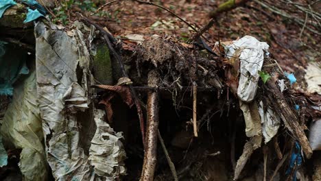 Telas-Viejas-Y-Plástico-Colgando-De-Un-árbol-En-El-Bosque,-Respeto-Por-El-Concepto-De-Naturaleza,-Primer-Plano