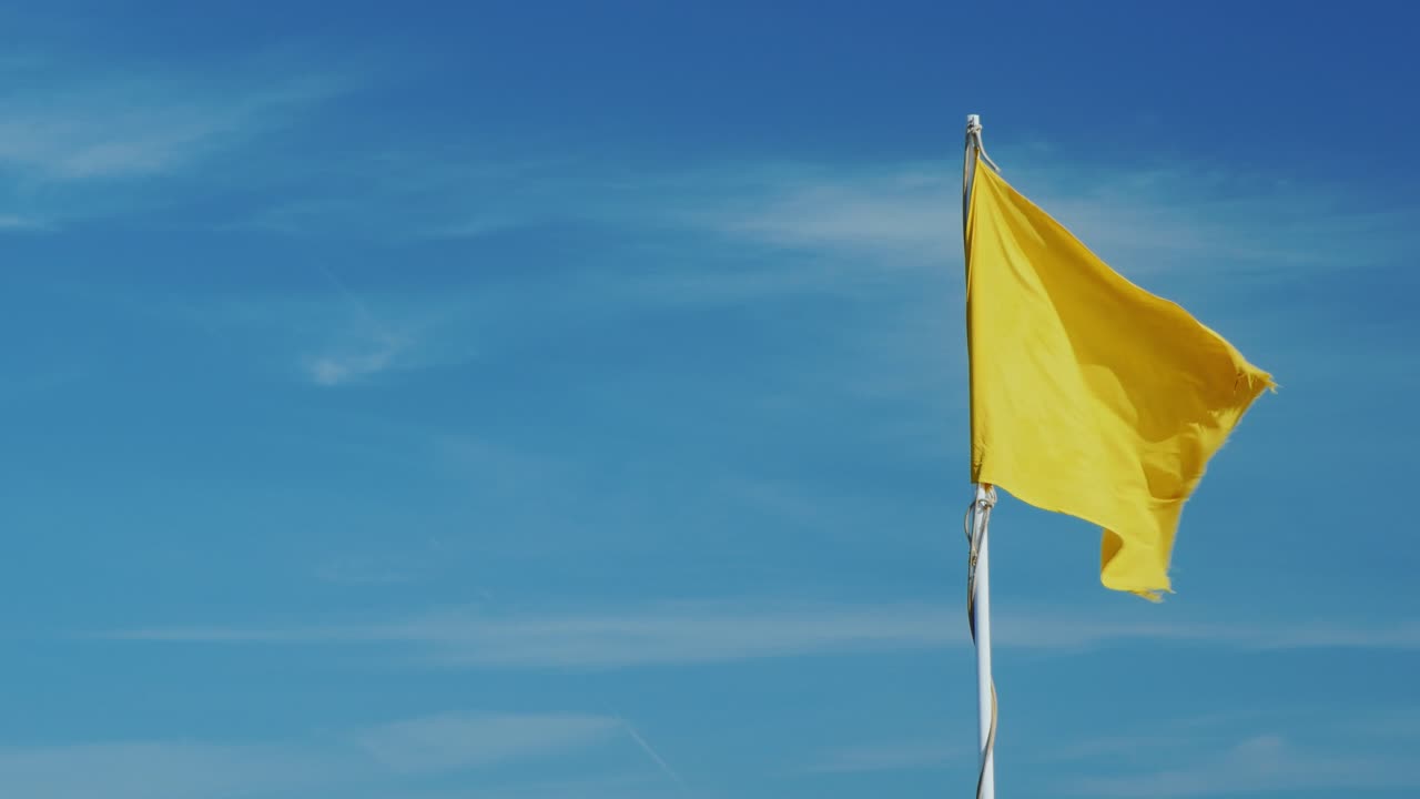 bandera amarilla sobre un fondo del cielo