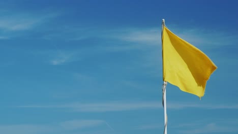 bandera amarilla sobre un fondo del cielo