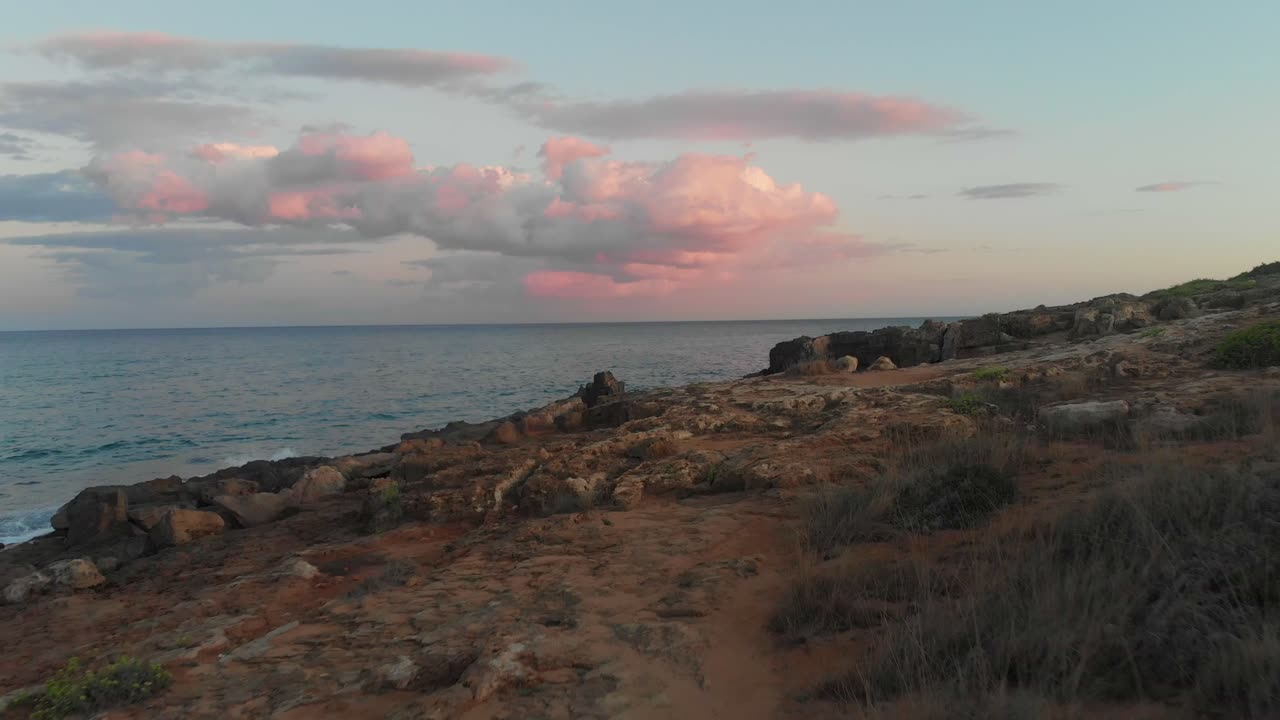 Vista aerea della spiaggia di Pizzuta con le onde del mare durante un bellissimo tramonto a Lido di Noto, Sicilia, Italia