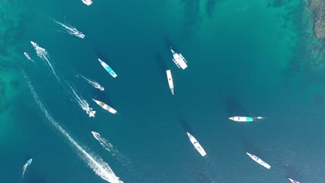 vista aérea de un barco turístico en el parque nacional de komodo, indonesia