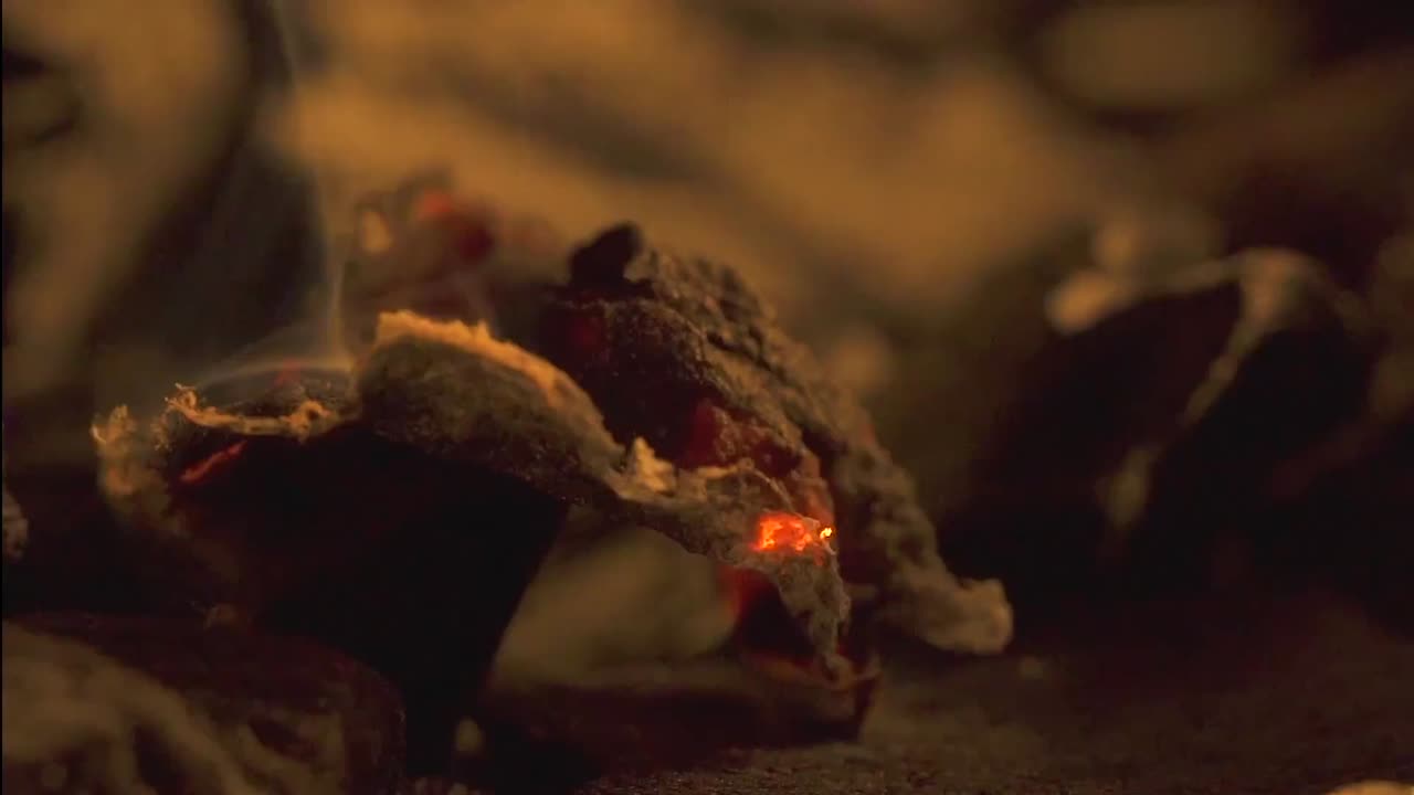 a medida que los materiales se encienden y disminuyen a cenizas, encarna el concepto de transformación y renovación