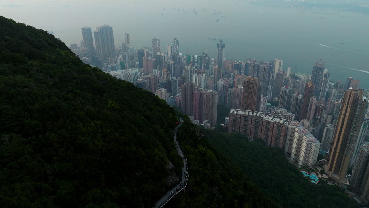 Vista panoramica da Victoria Peak a Hong Kong al tramonto, con vista sullo skyline della città e sul Victoria Harbour. Ripresa aerea