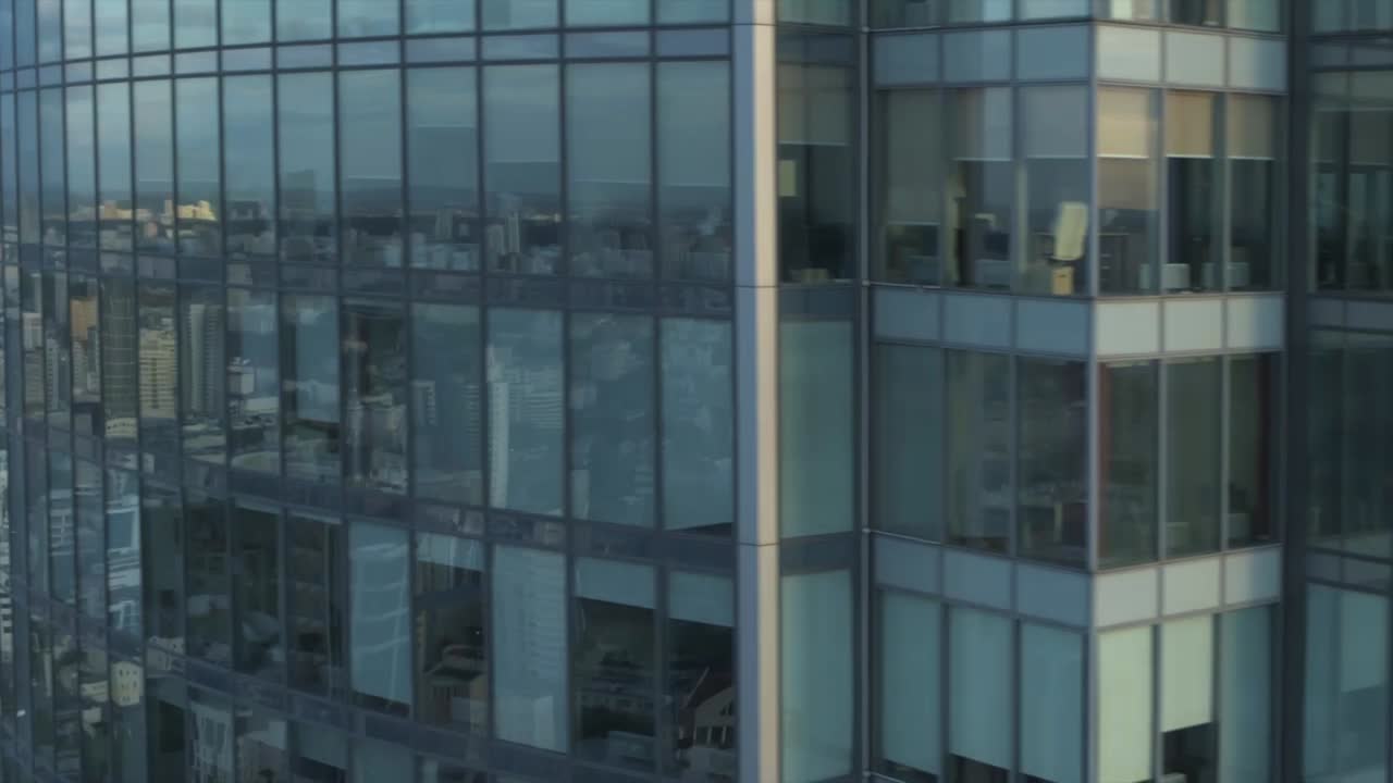 paisaje urbano con rascacielos y vista al río