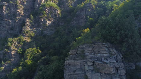 Volando-Alrededor-De-Rocas-Afiladas