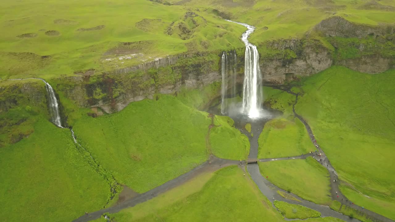 paisaje de cascadas islandesas con personas