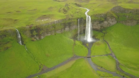paisaje de cascadas islandesas con personas
